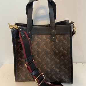 Coach field tote, horse and carriage print